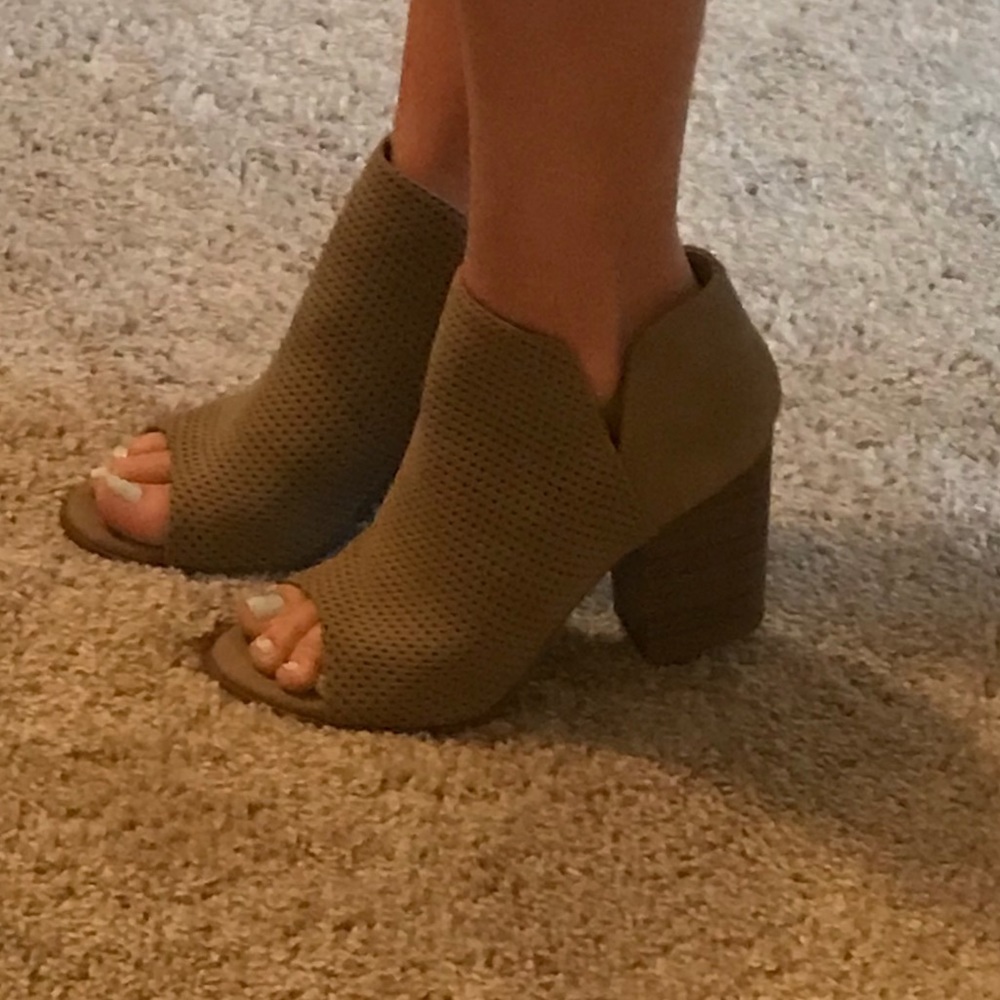 Peep toe bootie